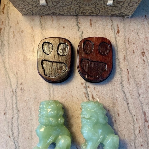 Vintage Pair Of Jade Foo Dogs With Wooden Stand & Original Box - Picture 7 of 15